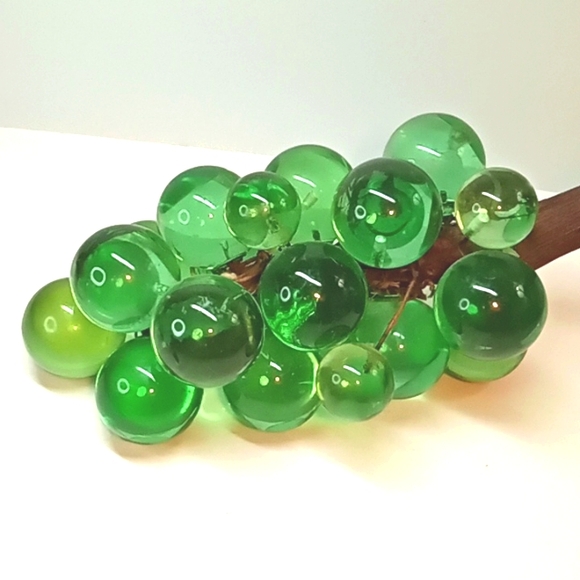 ☀️ Vintage large Mid-Century Modern green lucite grapes. - Picture 3 of 7